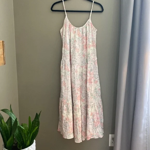 floral midi dress h&m NWT Cotton Smocked-bodice Strappy Sundress White/Floral XS M L XL XXL Features a fitted bodice with shaping seams at the front and wide smocking at the back H&M Pink Beige Floral Ditsy